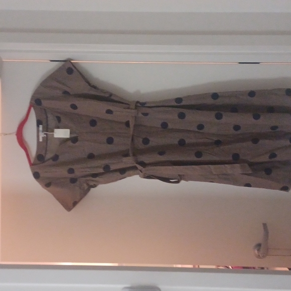 Bodin  Dress below the knees. Brown with black dots throughout the dress. - Picture 3 of 9